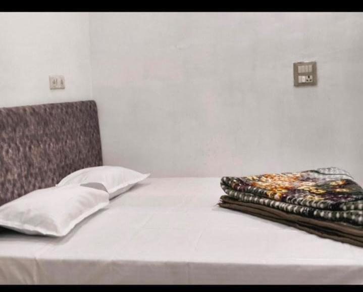Mangalam Gold Guest House Варанаси Екстериор снимка